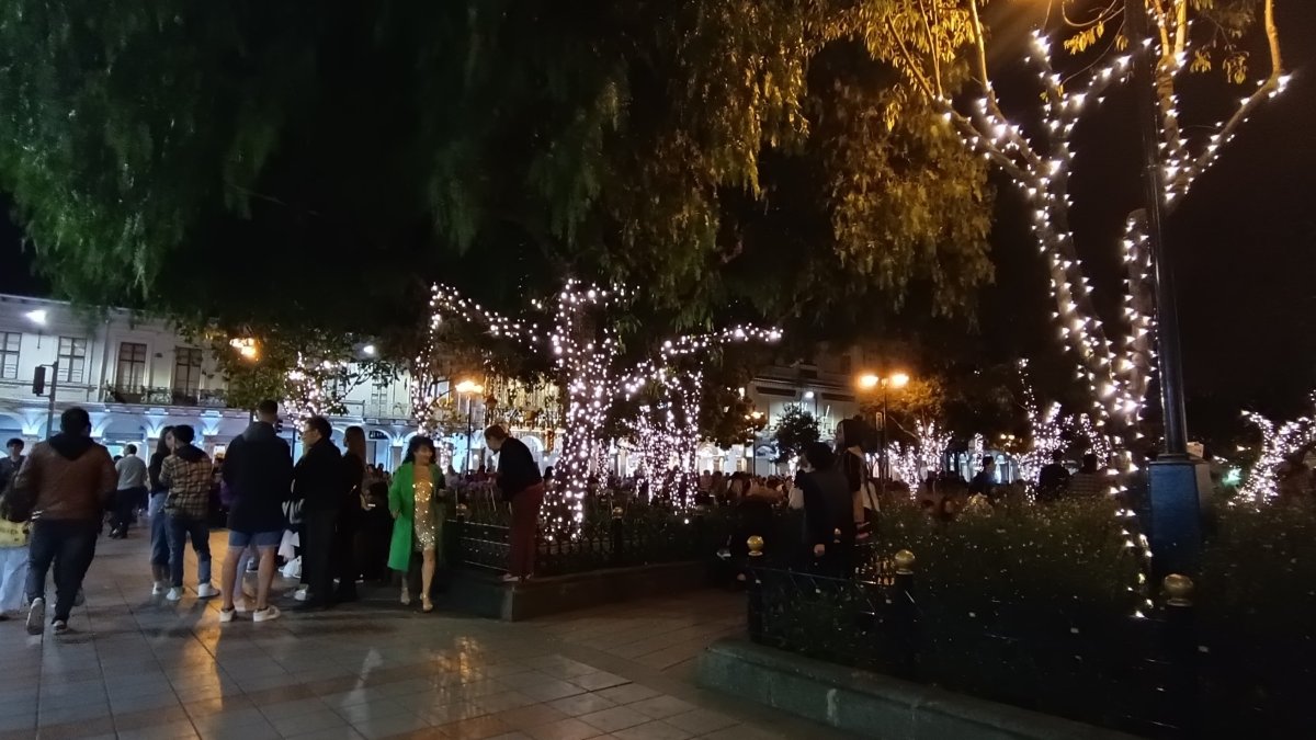 Cuenca. En el parque Calderón, ubicado en el centro histórico de la ciudad de Cuenca, se ve a personas paseando atraídas por las luces.