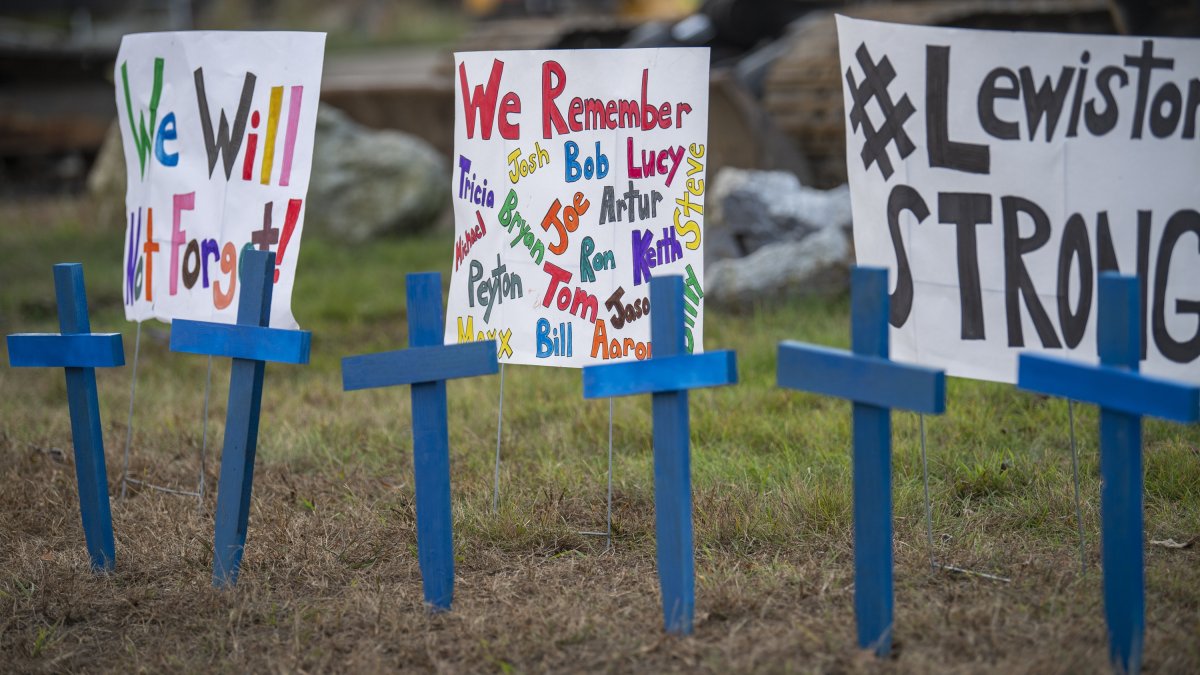Fotografía de archivo fechada el 28 de octubre de 2023 que muestra cruces y letreros con los nombres de las víctimas de un tiroteo masivo en Lewiston, Maine (Estados Unidos).