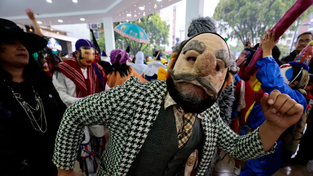 Cada año las personas se disfrazan de personajes emblemáticos para desfilar por los Santos Inocentes