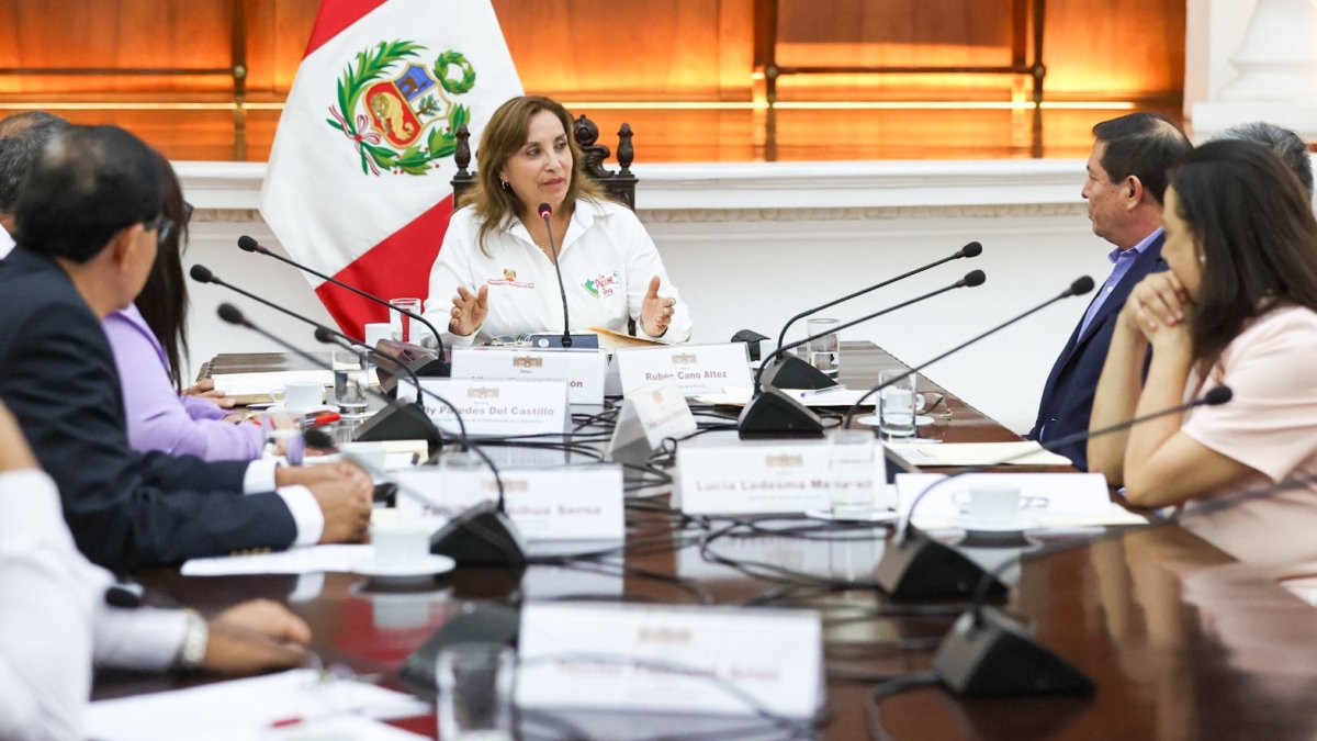 La presidenta de la república, Dina Boluarte, con otros funcionarios.
