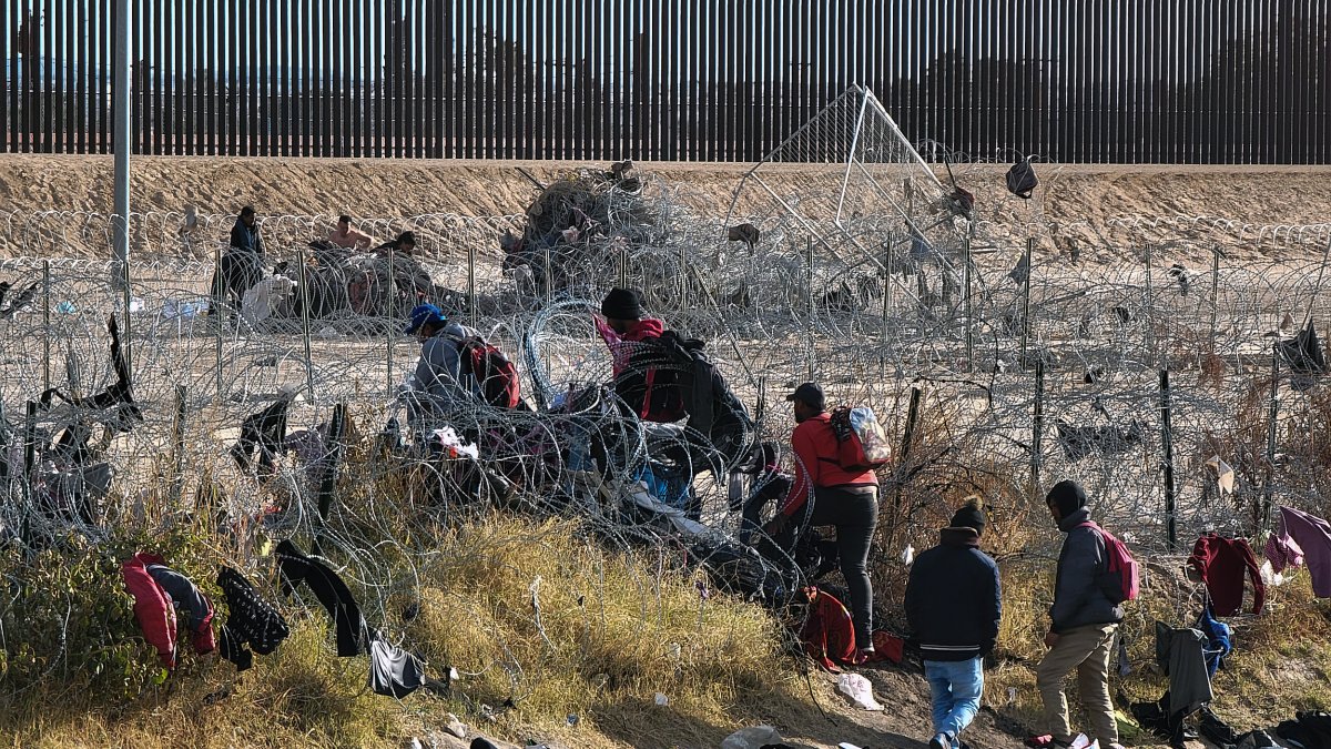  Migrantes cruzan el Río Bravo en las cercanías del muro que separa la frontera estadounidense, el 29 de diciembre de 2023, en Ciudad Juárez, Chihuahua (México). L