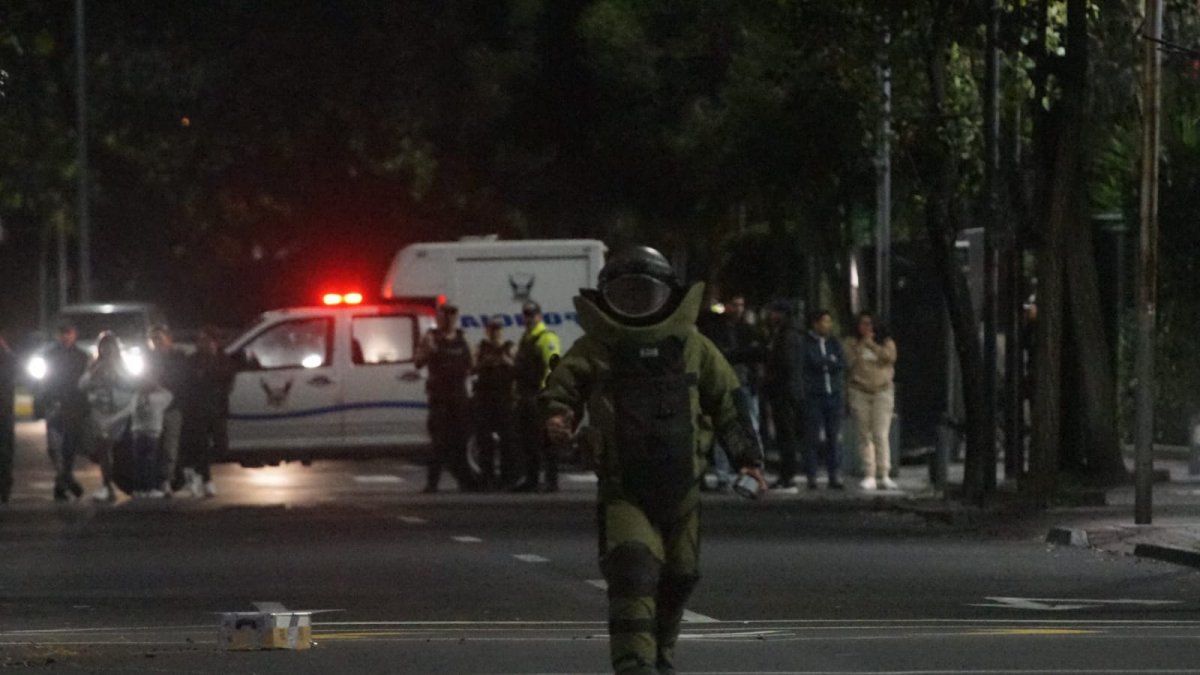 Policía. Un agente con un traje especial, ompuesto por diversos tipos de blindaje, manipuló el maletín abandonado