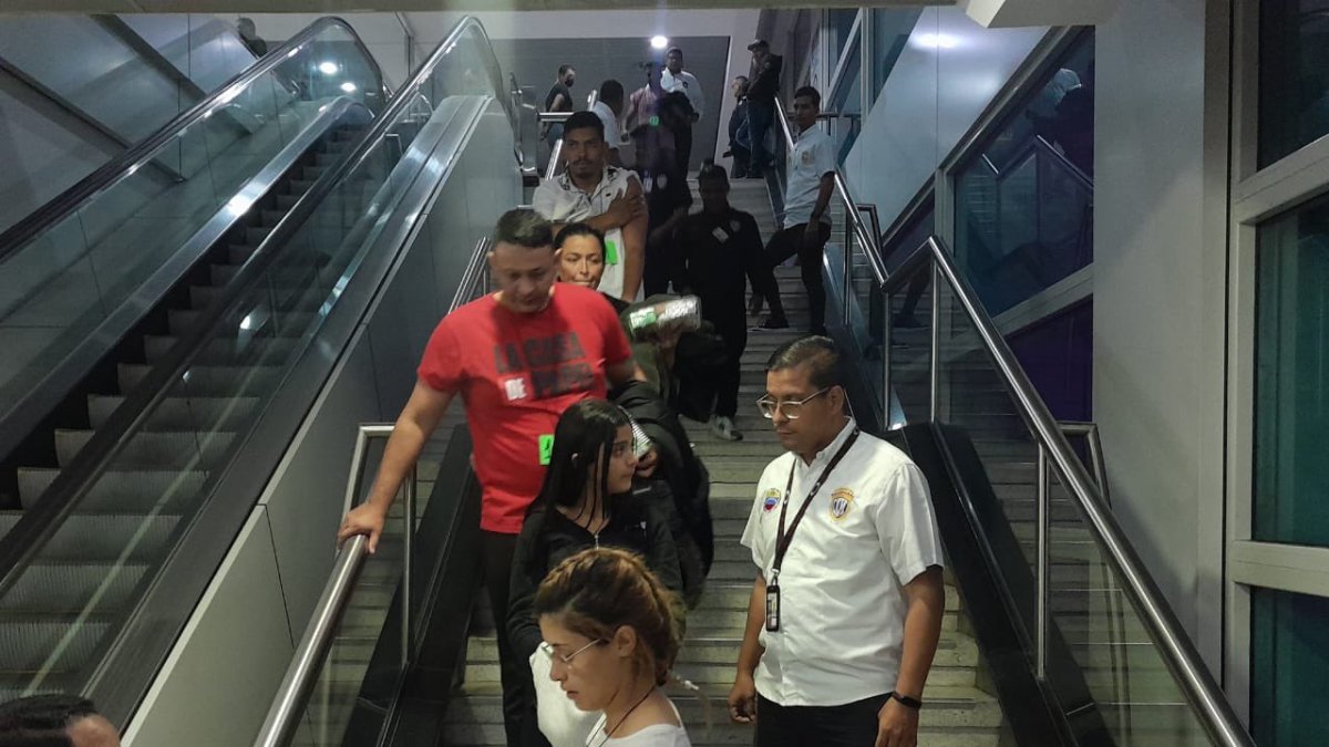 Hecho. Este sábado 30 arribó un vuelo especial de 
@LAConviasa
 con venezolanos repatriados.