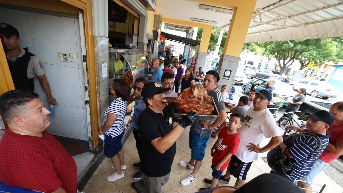Labores. En el Sabrosón desde el 30 de diciembre hubo fila comprar el pavo o el cerdo horneado.