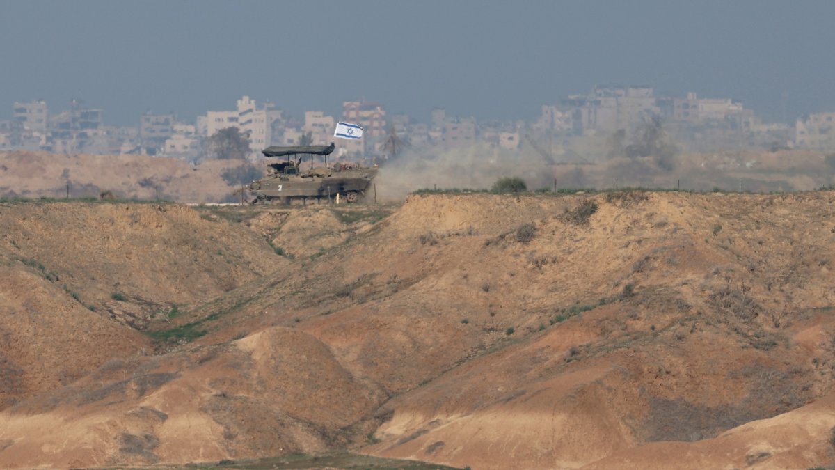 Un vehículo blindado del ejército israelí patrulla una zona con vistas al barrio de Shujaiya en la Franja de Gaza, cerca de la frontera entre Israel y Gaza en el sur de Israel.