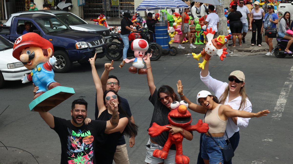 Entusiasmo. Con rostros felices luego de la compra. Así fueron captadas diferentes personas que llegaron a la calle 6 de Marzo para adquirir el monigote que quemarán en la medianoche.