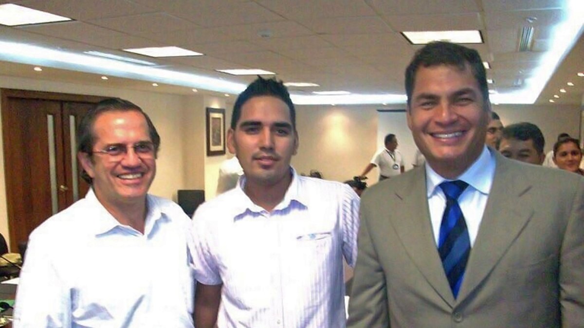 “Pacificación”. Probablemente el documento fotográfico más importante del siglo: Leandro Norero (centro) sella un pacto con el gobierno de Correa.