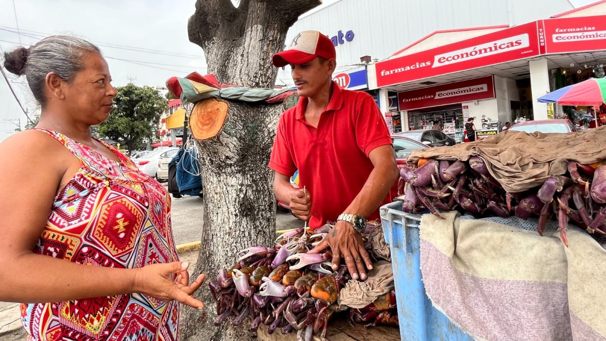 Leandro Vásquez, vende cangrejos, en el norte de Guayaquil, cuenta sus planes y deseos para 2024.