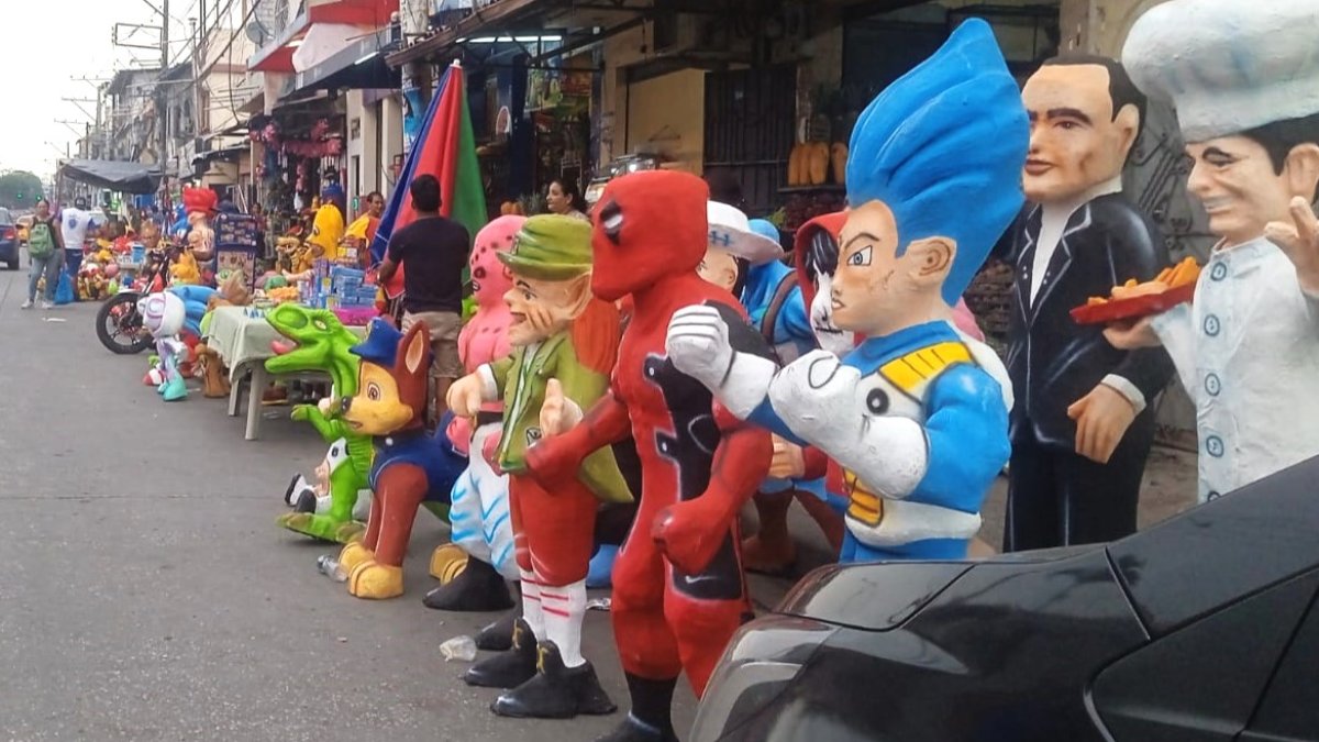 En las calles de la Juan Montalvo, la tarde de este 30 de diciembre se empezaron a colocar un monigote tras otro.