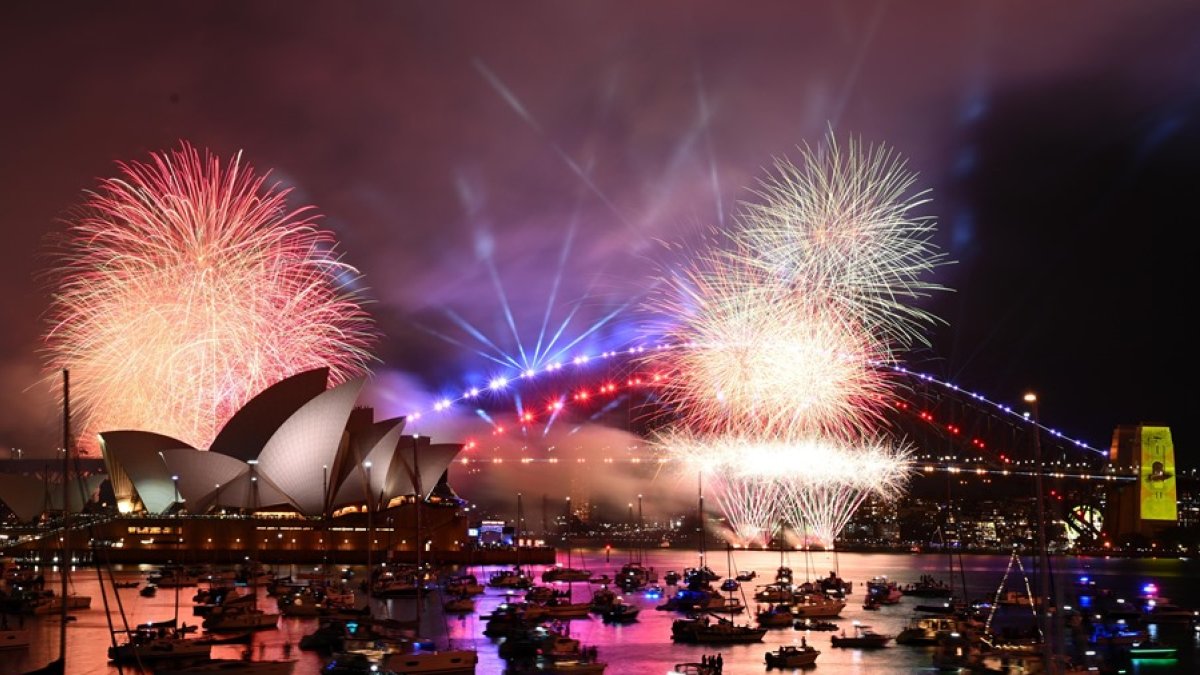 Los fuegos artificiales se ven durante las celebraciones de Nochevieja en Sídney.
