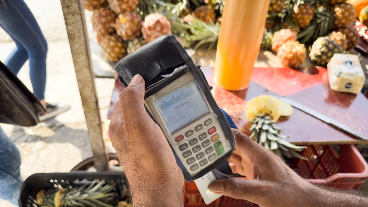  Un hombre hace un cobro con una tarjeta de débito en su negocio, el 28 de diciembre de 2023, en Caracas (Venezuela).