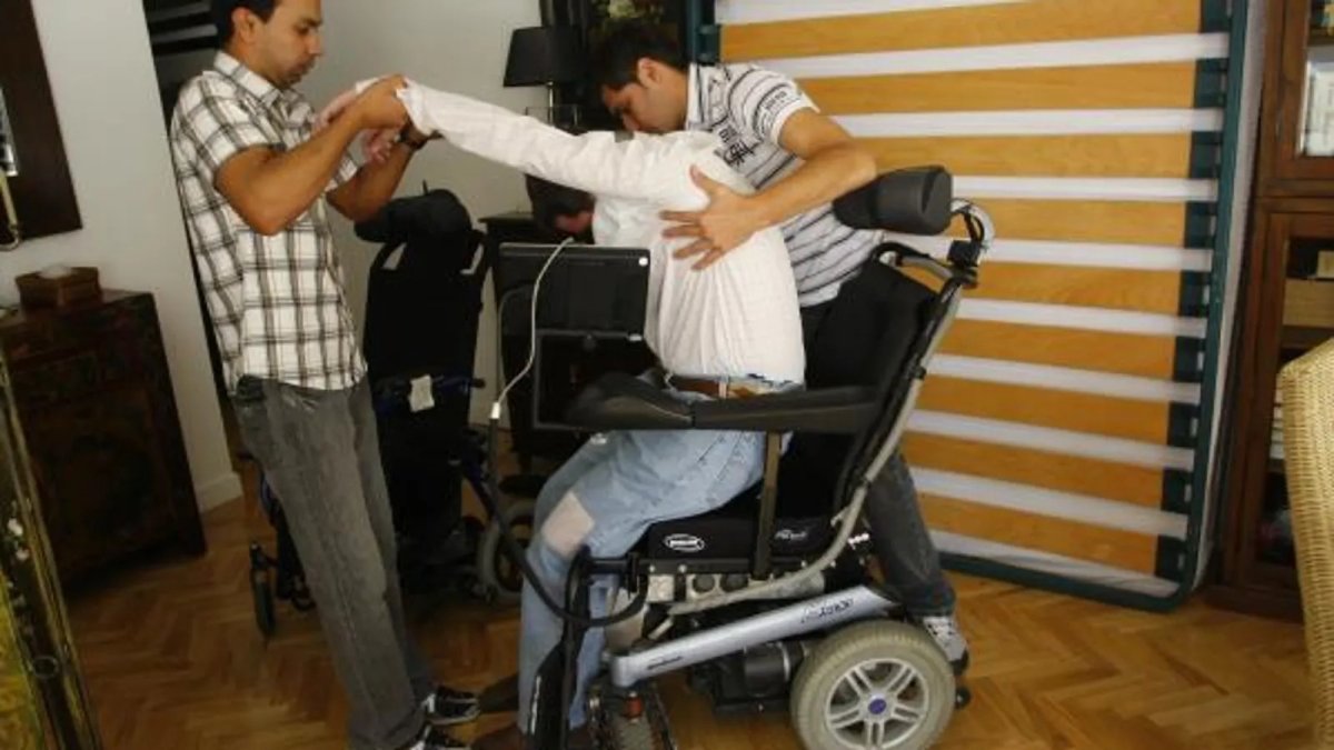 La persona con esclerosis múltiple no puede realizar ciertas actividades.