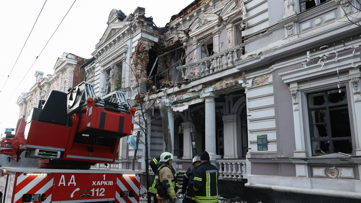 Servicios de emergencia ucranianos en el lugar de los hechos tras un ataque con drones rusos a un edificio de oficinas en el centro de Járkov, al este de Ucrania, el 31 de diciembre de 2023.