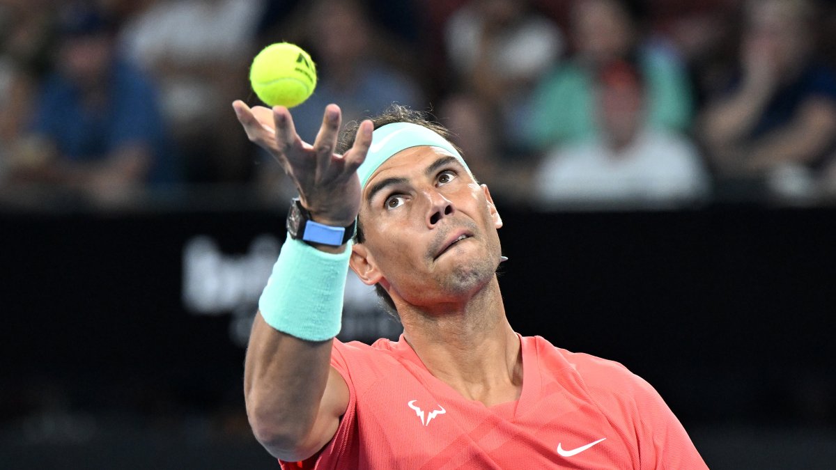Rafael Nadal en acción durante su partido de dobles con su compañero Marc López de España contra Max Purcell y Jordan Thompson de Australia durante su ronda de 32 dobles.
