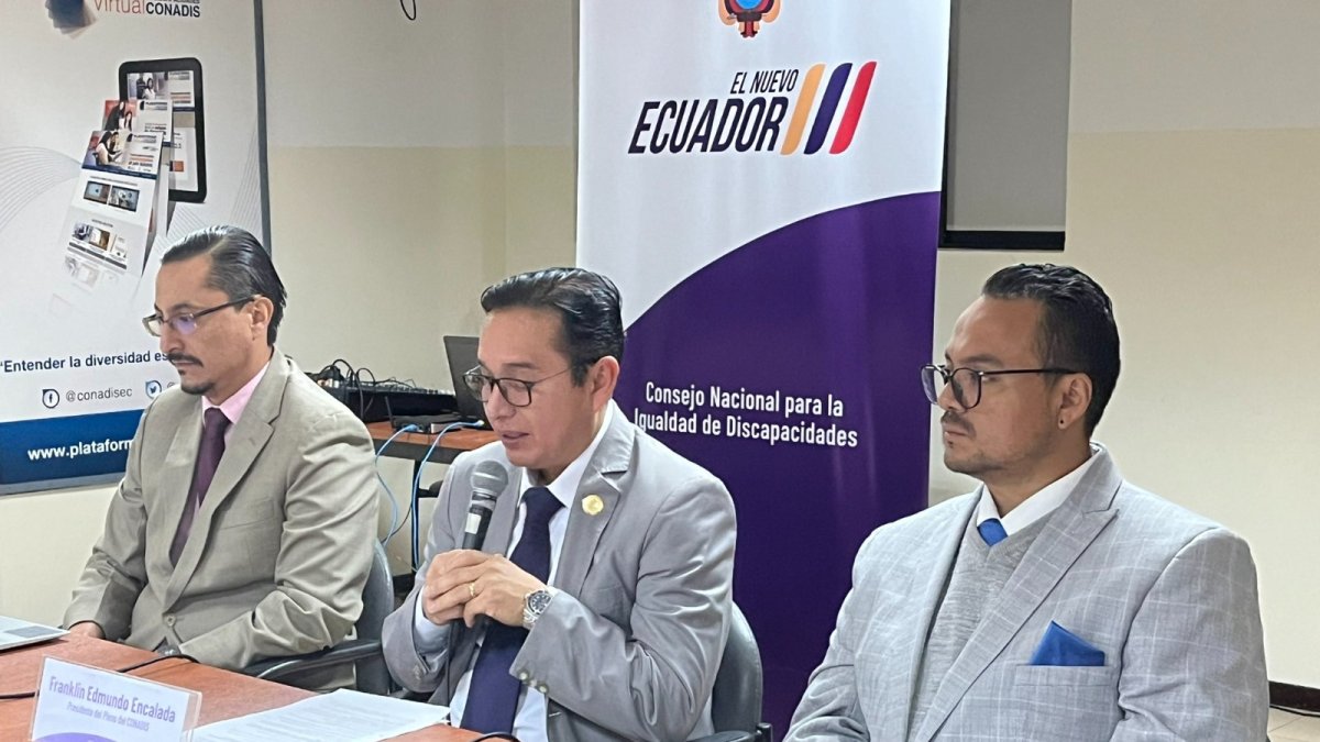 Sesión. El ministro de Salud, Franklin Encalada, presidió la reunión.