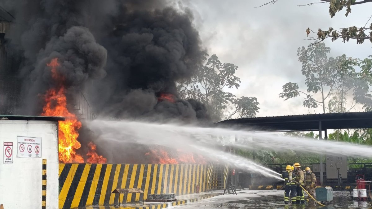 La unidad de materiales peligrosos asistió al incendio.