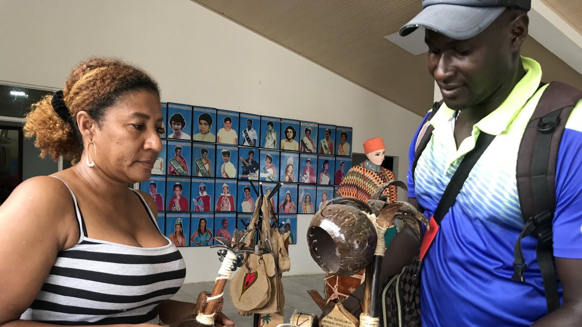 Artesanos. Paula y Miguel muestran cómo con la cáscara del coco se puede crear atractivas y pequeñas lámparas