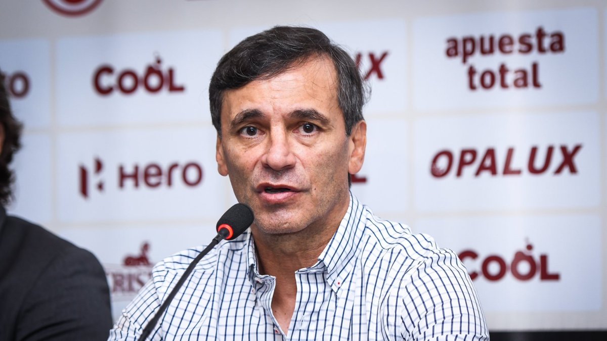 Fabián Bustos fue presentado en rueda de prensa oficialmente como estratega del Universitario de Perú.