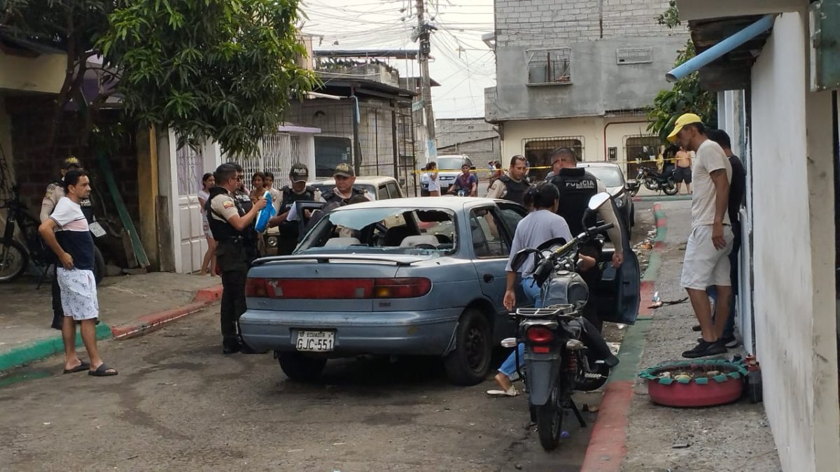 La policía recogió indicios en el lugar del ataque armado.