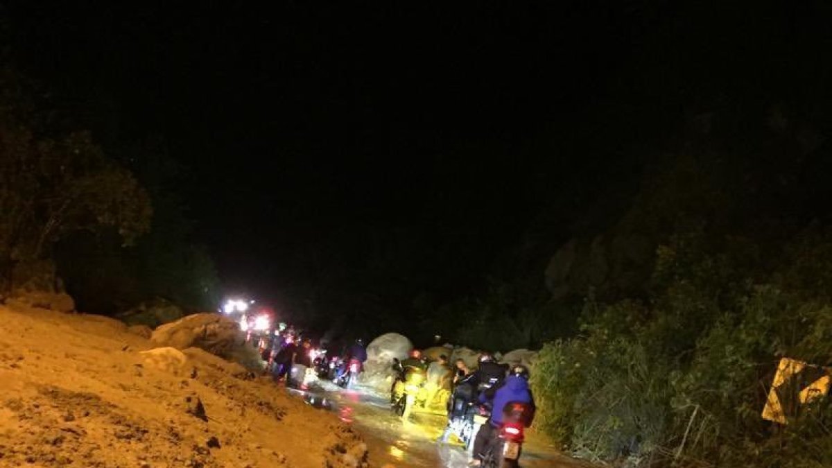 Daños. La vía Cuenca-Girón-Pasaje está cerrada por los deslizamientos.