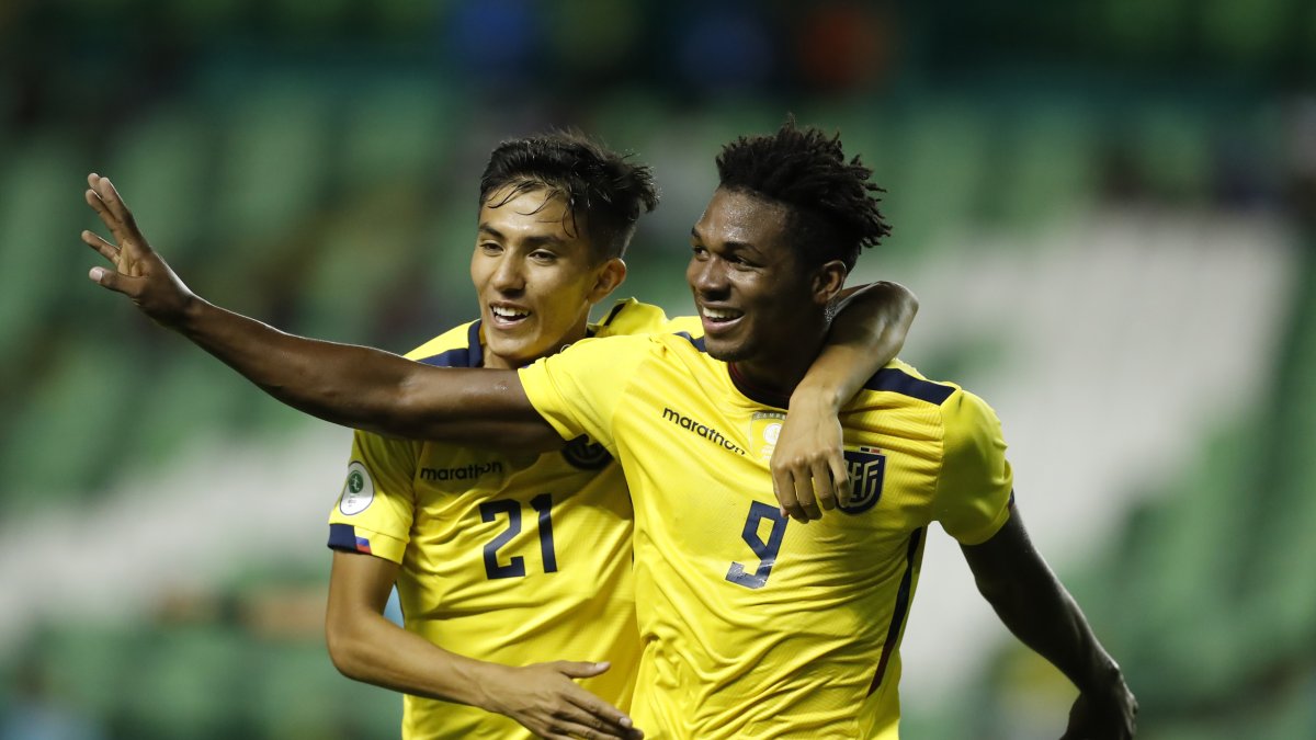 El delantero Justin Cuero (d) será una de las cartas goleadoras del estratega Miguel Bravo en el Preolímpico que se realizará el Venezuela.