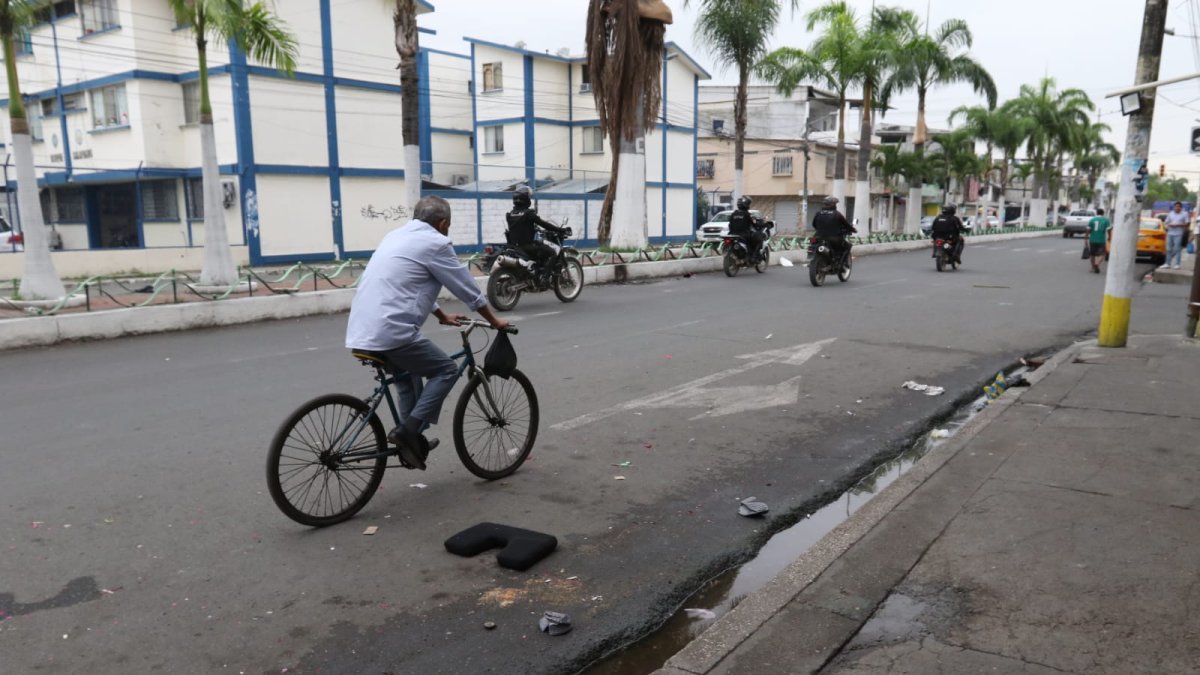 Policías pasaron en una ronda por la zona del crimen esta mañana.