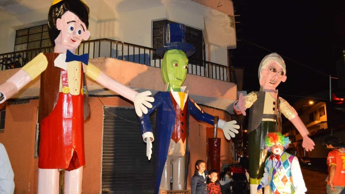 Al igual que en la ciudad de Guayaquil, en Cuenca se elaboraron monigotes gigantes, esta vez fueron personajes del cuento Pinocho.