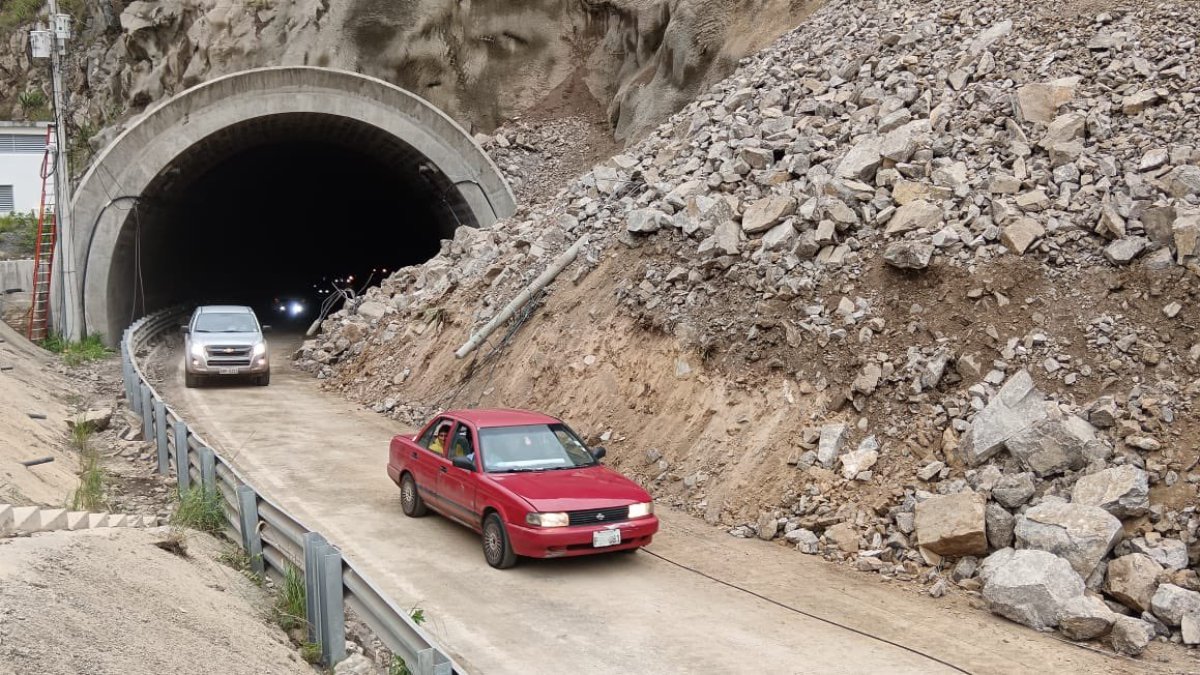 Un total de siete tramos de vías fueron cerrados por los deslizamientos de tierra y rocas.