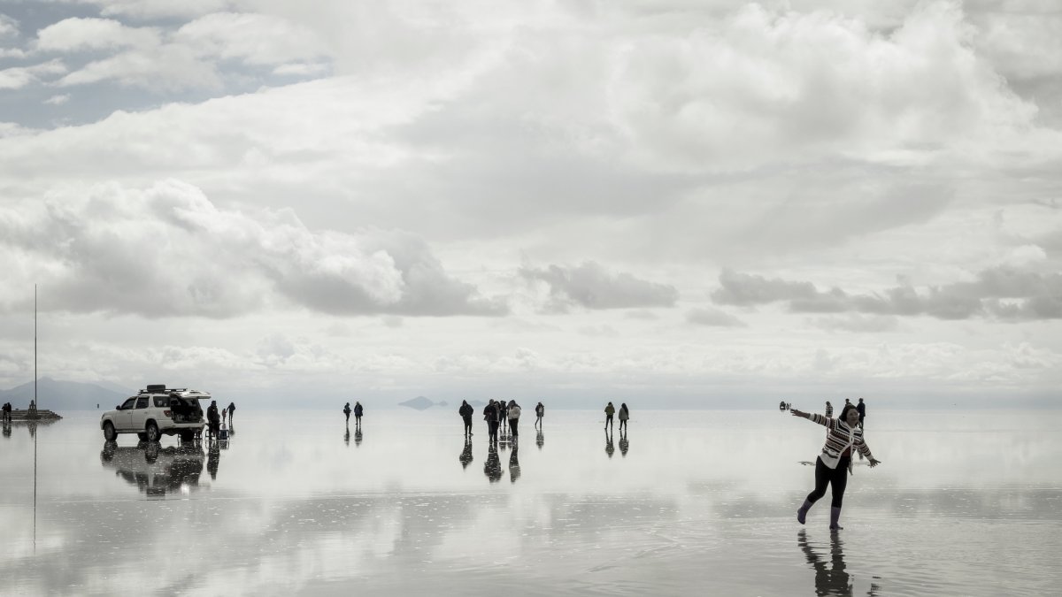 Turistas reciben el Año Nievo en el salar de Uyuni en Bolivia,