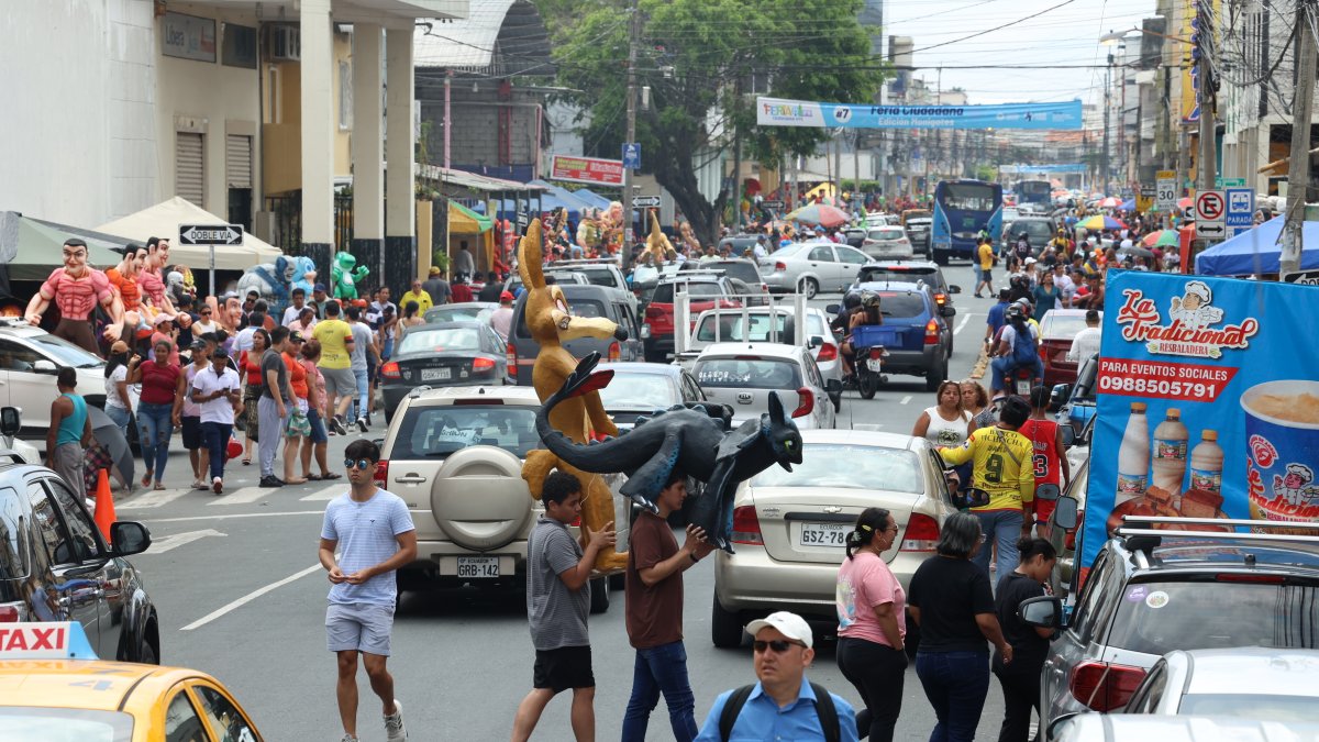 Seguridad. El flujo de visitantes en la calle 6 de Marzo el pasado sábado 30 de diciembre.