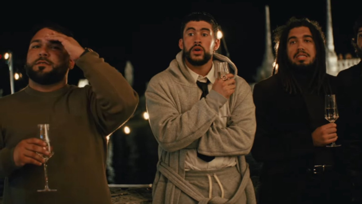 El videoclip transcurre durante una fiesta de Año Nuevo.