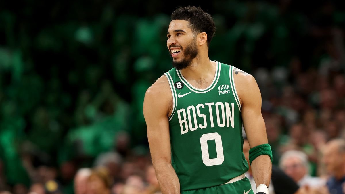 Tatum lideró la victoria de los Celtics con 25 puntos y 6 rebotes.
