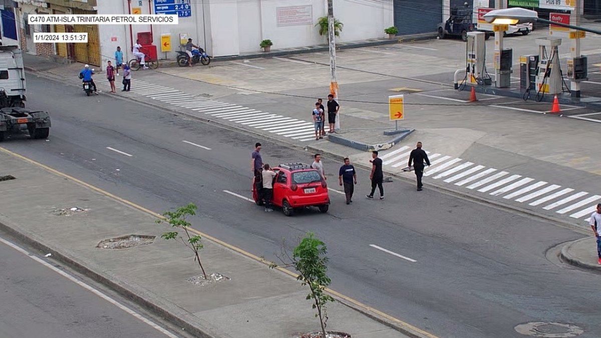 Tránsito. En la vía Perimetral, cerca a la Trinitaria, se reportó un accidente este lunes 1 de enero.
