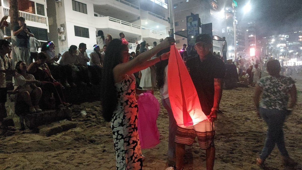 Costumbres. En los últimos años se prenden velas de papel en las orillas del mar. Cerca del malecón de Salinas.