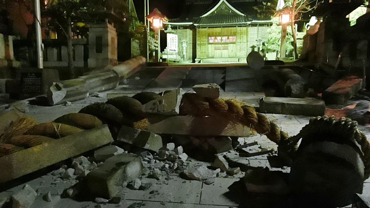 Vista de los daños en el Santuario Onohiyoshi tras un fuerte terremoto en Kanazawa, Japón central.