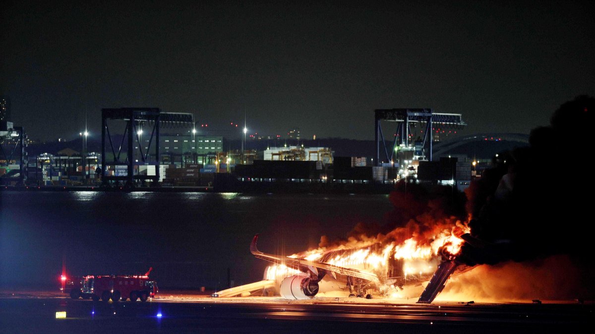 El avión de la compañía Japan Airlines (JAL) que se incendió en la pista del aeropuerto de Haneda