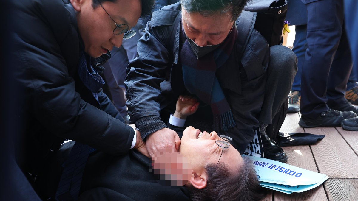 Lee Jae-myung, líder del principal opositor Partido Democrático, se tumba tras ser apuñalado por un agresor
