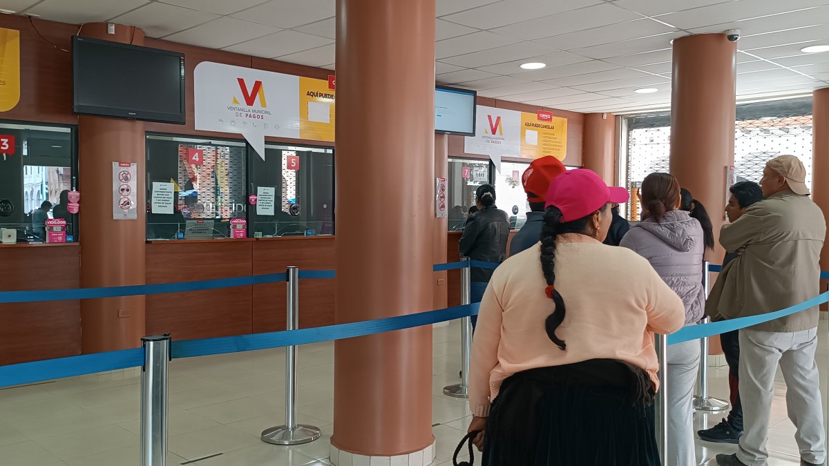 Varias personas llegaron desde muy temprano para pagar el impuesto predial.