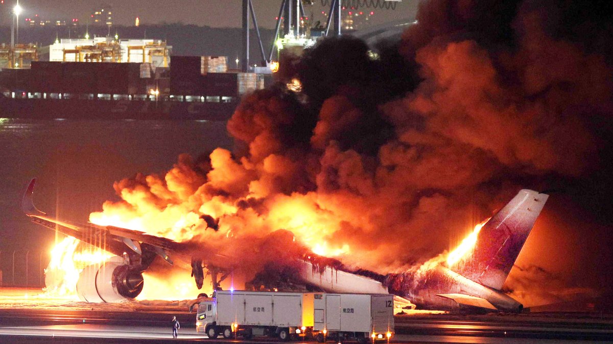 Los 379 pasajeros y tripulantes del avión de la compañía japonesa Japan Airlines (JAL) que se incendió este martes 2 de enero en la pista del aeropuerto de Haneda, en Tokio, fueron evacuados.