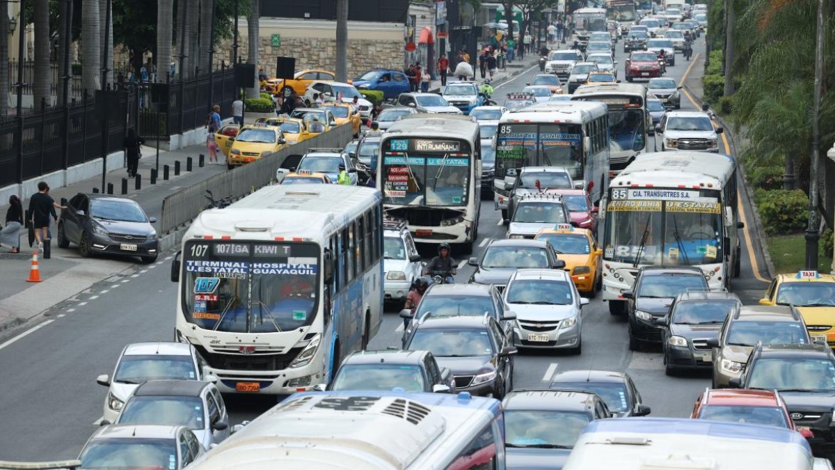 En algunas calles, a determinadas horas, hay gran congestión vehicular.