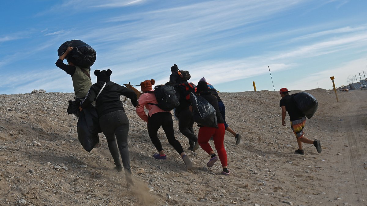 Migrantes caminan hacia el muro fronterizo para intentar cruzar hacia EEUU, el 19 de diciembre de 2023 en ciudad Juárez Chihuahua (México).