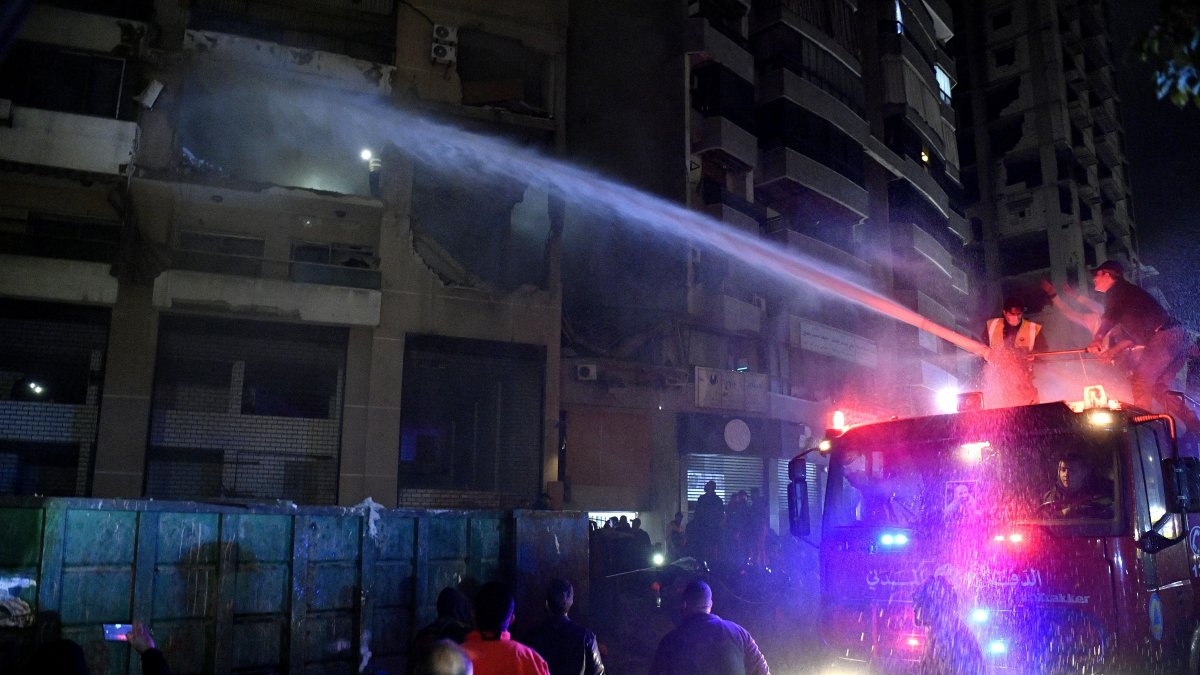 Los servicios de emergencia en el lugar atacado por un dron israelí contra una oficina del grupo islamista palestino Hamás a las afueras de Beirut.