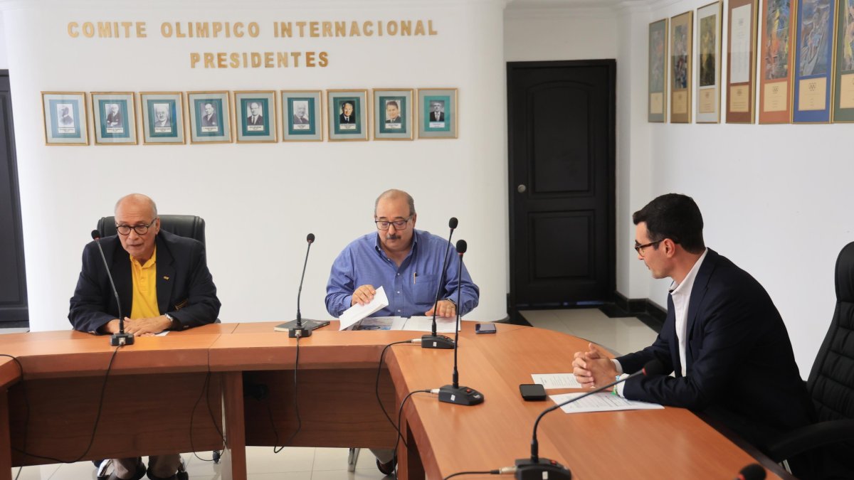 Jorge Delgado (i) entregó una camiseta de la delegación tricolor a Andrés Guschmer (d) en su última reunión.