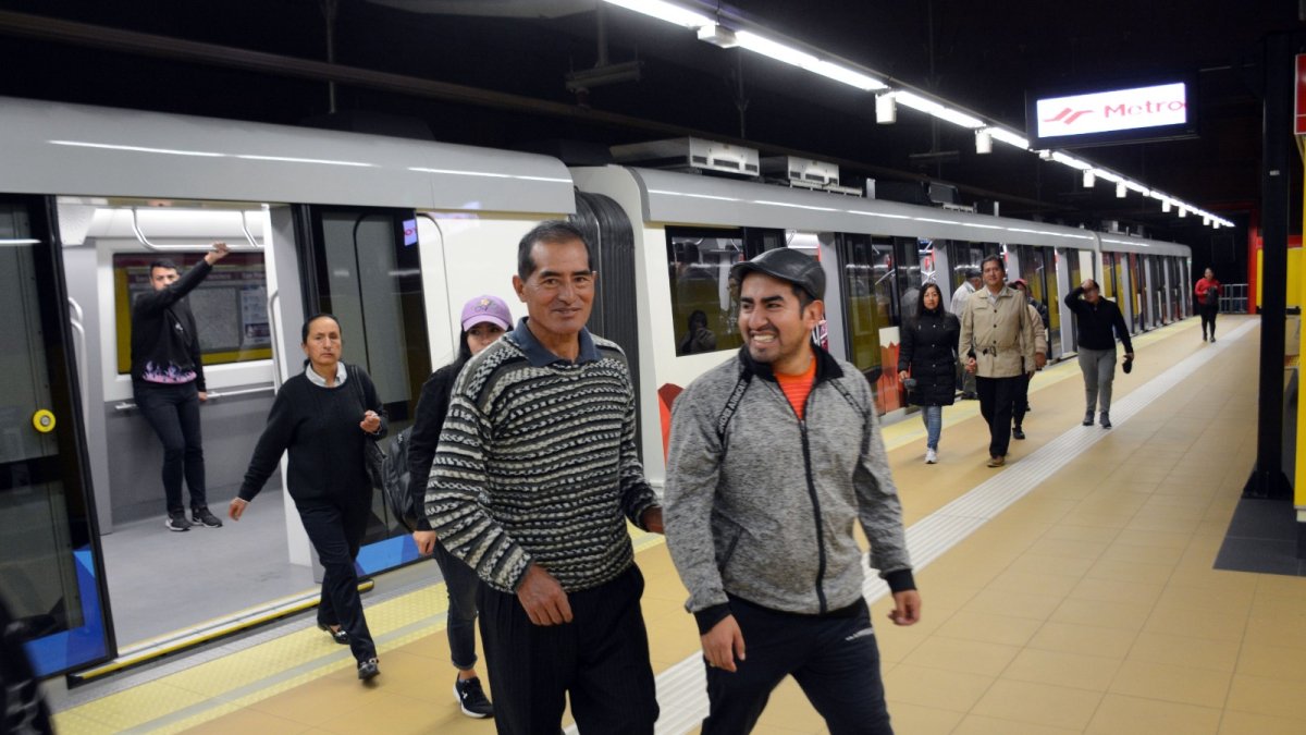 Los usuarios prefieren utilizar el metro porque van cómodos, no se deben enfrentar a vendedores ambulantes y es un espacio que les permite ir leyendo o conversando durante el viaje.