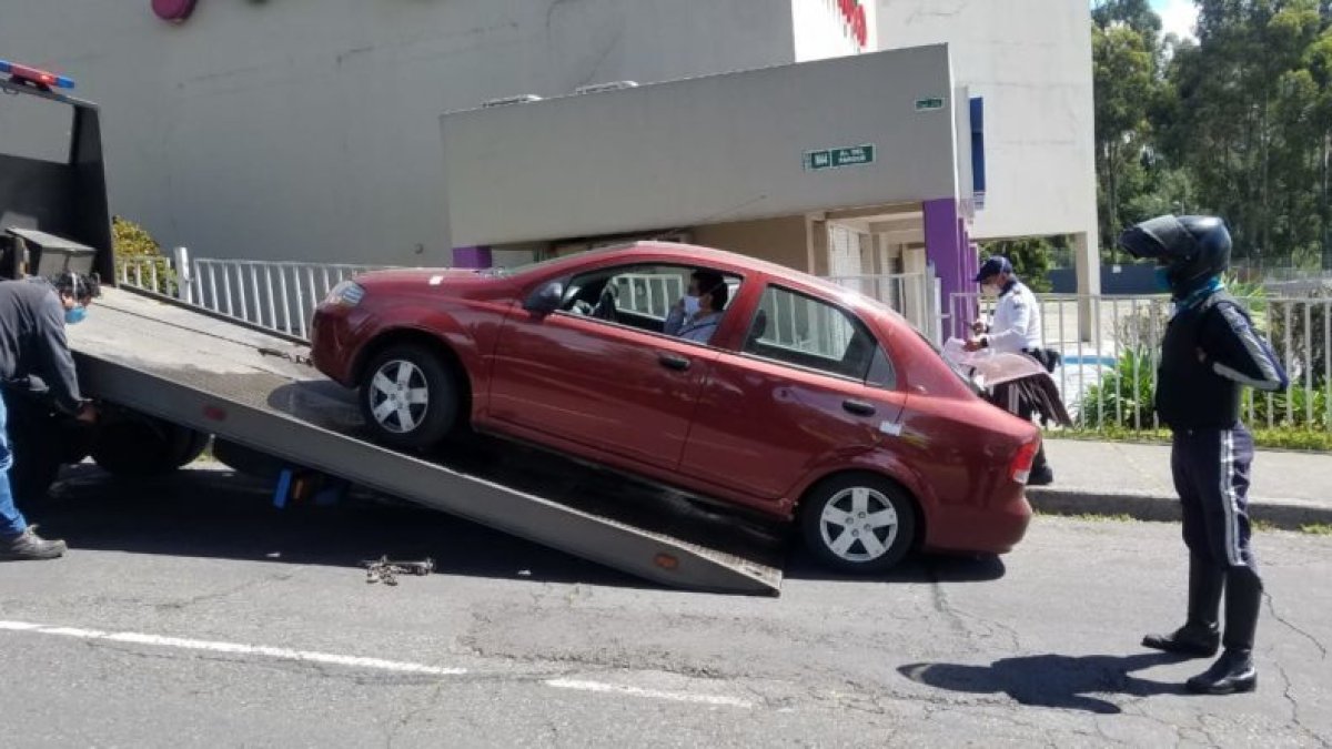 La grúa más adecuada para el traslado de vehículos es la tipo plataformas.
