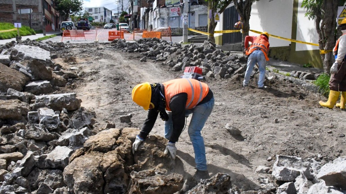 Personal se encarga de retirar las piedras dañadas.