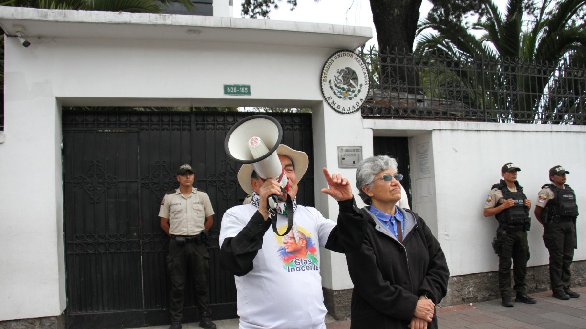Situación. Algunos  simpatizantes de Glas llegan, de cuando en cuando, afuera de la embajada a apoyarlo.