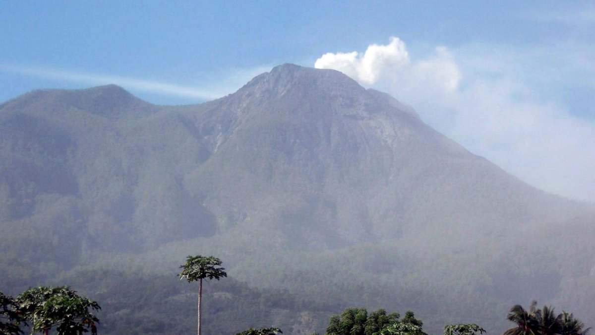 En la gráfica se observa la actividad volcánica, en la Isla de Flores (Indonesia).