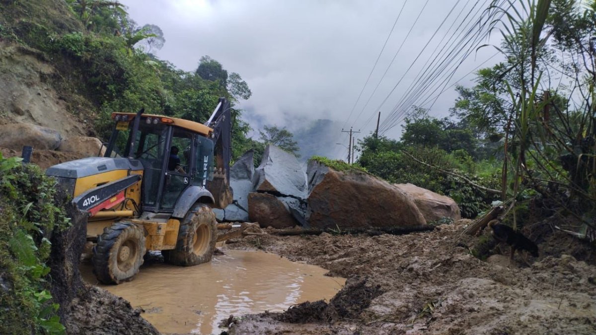 Azuay. Una gran roca dejó desde el 31 de diciembre de 2023 incomunicada a la vía Cuenca-Girón-Pasaje.