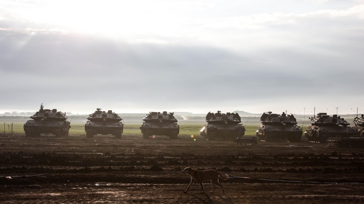 Un soldado israelí otea el horizonte subido a uno de los tanques que el Ejército reúne en la frontera con la Franja de Gaza este martes.
